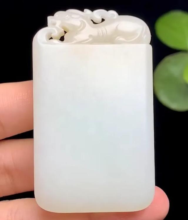 白玉和羊脂玉区别,羊脂白玉与籽料哪个是首选？