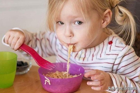 小孩子吃挂面有营养吗，孩子食用儿童酱油调料吃儿童挂面，会更安全吗？