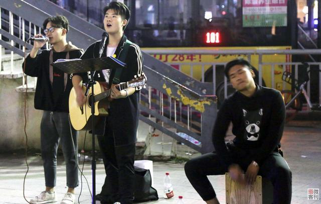 武汉最佳卖唱地点，为什么现在街头卖唱的没有了？
