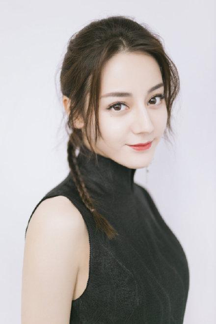 杨幂迪丽热巴合影:你觉得迪丽热巴跟杨幂，谁比较好看