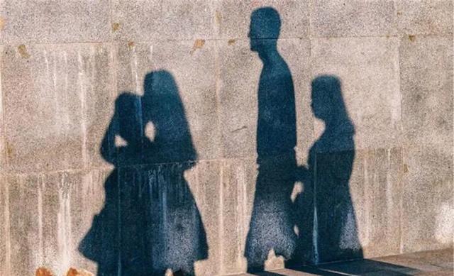 美国灵异事件巨型人影:一女子亲眼目睹，被疑是高维度生物，美国“阴影人”是怎么回事？