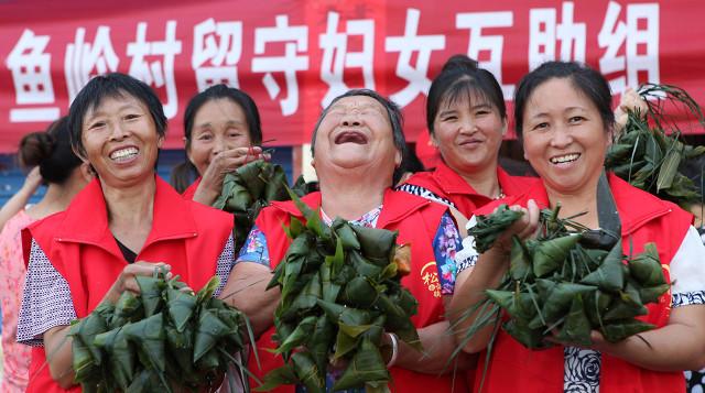 农村留守妇女与狗图:作为留守妇女，村上有个人老用语言挑逗我，怎么办？
