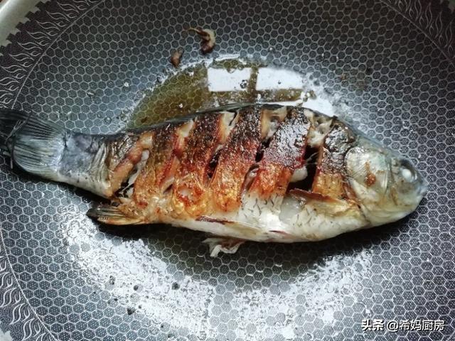 鱼怎么煎不粘锅不掉皮，煎鱼的时候要怎么做鱼皮才会不烂鱼肉粘锅怎么处理