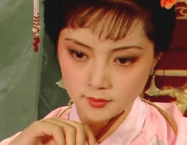 霍彩蝶:《红楼梦》滴翠亭杨妃戏彩蝶，埋香冢飞燕泣残红。这回用典了吗