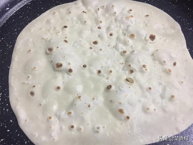 春饼是烙制还是蒸熟，做卷饼的面粉需要用开水烫吗为什么