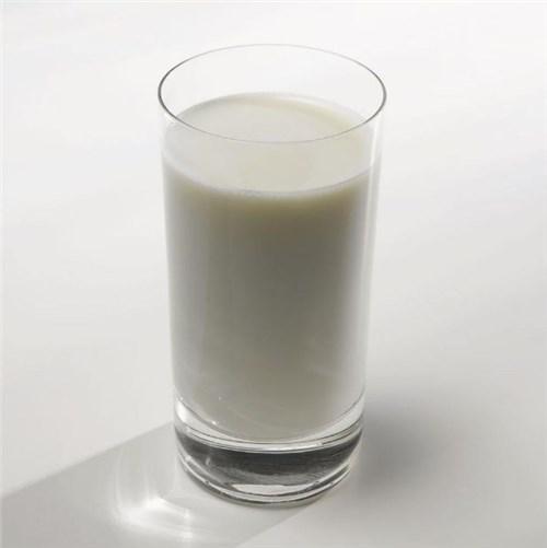 头条问答 - 同样是放在冰箱里,为什么刚拿出来的牛奶喝起来没有雪碧