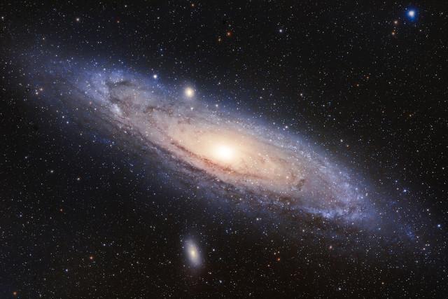 天文爱好者声称拍到外星舰队飞越月球,真相究竟是什么？