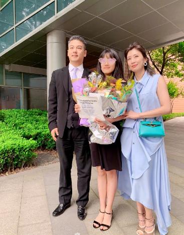 贾静雯孙志浩:贾静雯带修杰楷参加大女毕业典礼并与前夫孙志浩合影，你怎么看？