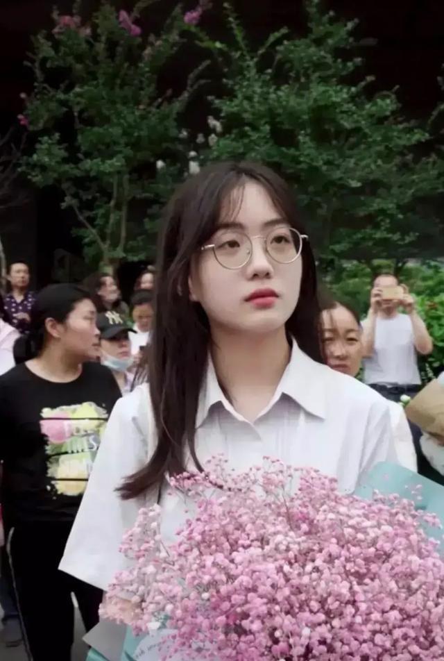 为什么大家都在刷高考最美送花女孩