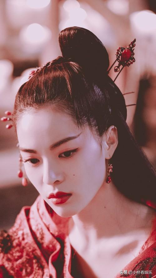杨幂隆胸前后:为什么现在的女孩，已经长得很漂亮了还去整容？