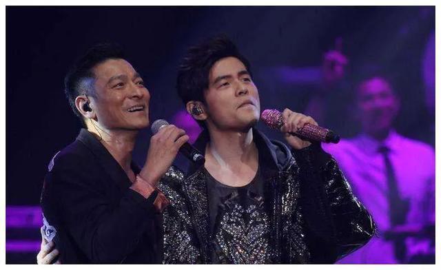 李宇春的歌词太敢写了:你听周杰伦的歌，还是听李宇春的歌？为什么？