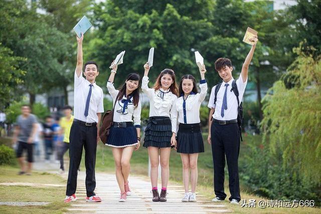 何穗车内密会:女老师穿的太暴露了，怎么办