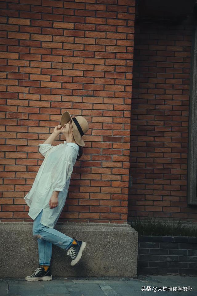 靠着墙的摄影全身照片怎么拍?