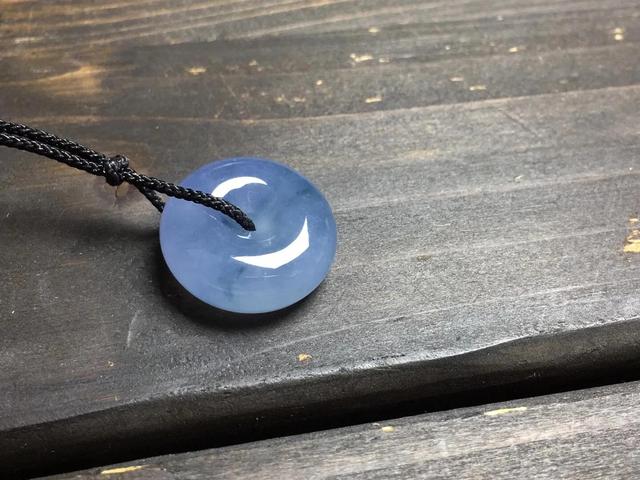 怎么知道自己的翡翠值多少钱,我这个是不是翡翠，值多少钱？