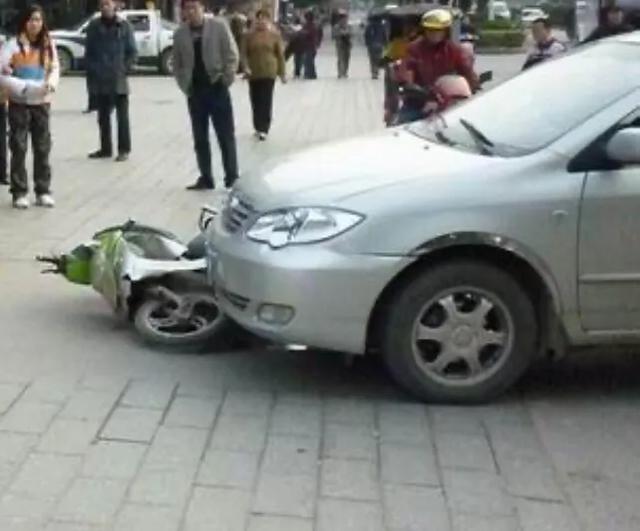 撞车后第一个电话是打给保险公司还是交警？