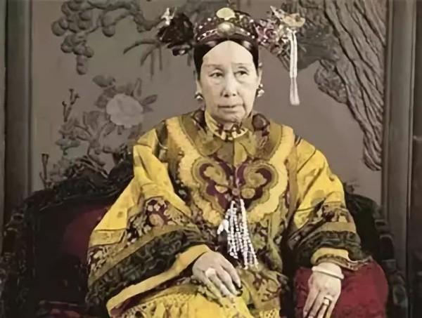 哪一事件促使慈禧决定实行新政？