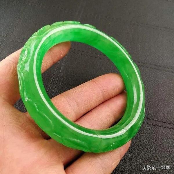 翡翠果冻底是哪个级别,刘晓庆的翡翠到底是什么档次，大家知道么？