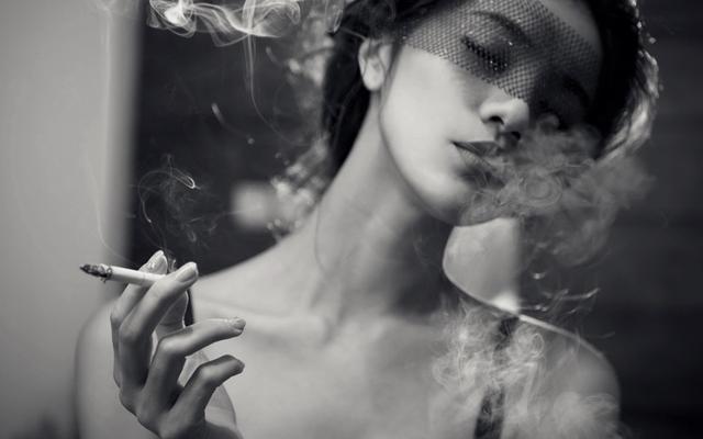 女生抽烟经期图片