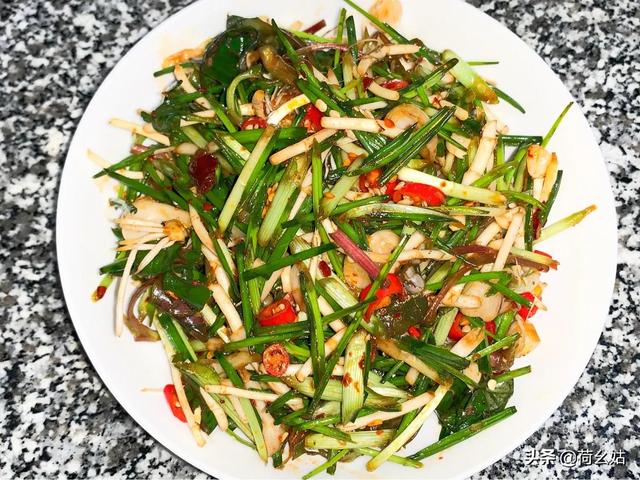 野蒜怎么腌制好吃,山上的小野葱,怎么做最好吃?