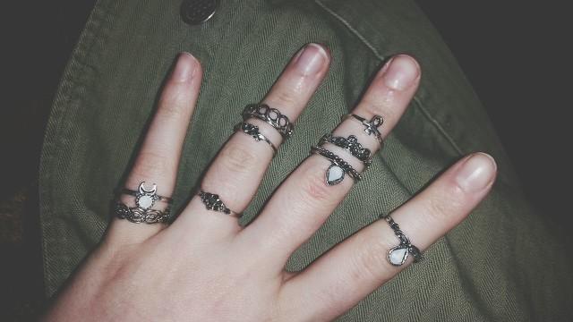 喜欢在手上戴很多戒指的人是什么心理