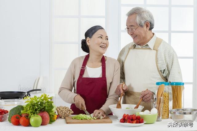 国庆晚会上亲吻的老夫妻:50多岁的夫妻，是分房睡好，还是不分房睡好，分房睡正常吗
