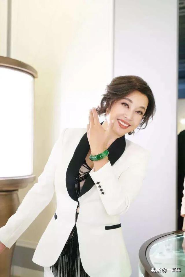 翡翠果冻底是哪个级别,刘晓庆的翡翠到底是什么档次，大家知道么？
