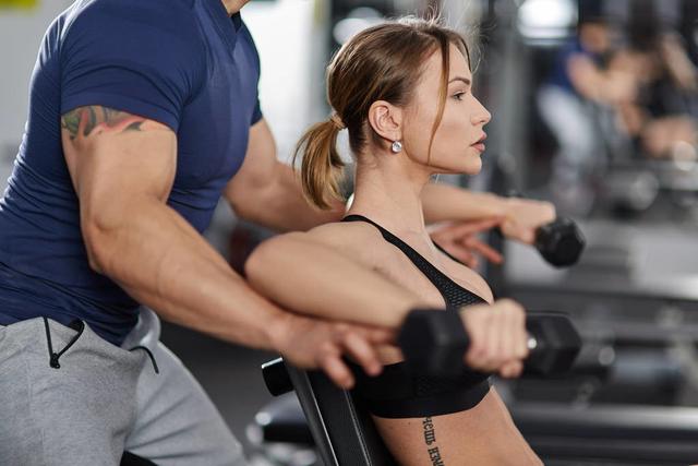 头条问答 - 女生健身难道不需要练习肩部吗?当然不是,女生如何练肩呢?