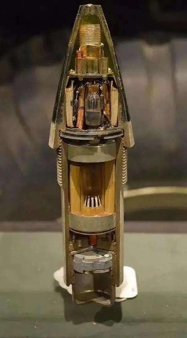 美国在二战中期研制出了防空炮用的近炸引信是什么原理