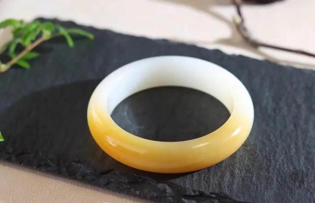 一般羊脂玉手镯价格是多少,这支俄料巴沙糖3500值得入手吗？