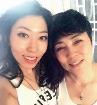 曲婉婷遣送回国:曲婉婷母亲涉嫌贪污3.5亿，曲婉婷发歌称英雄你怎么看