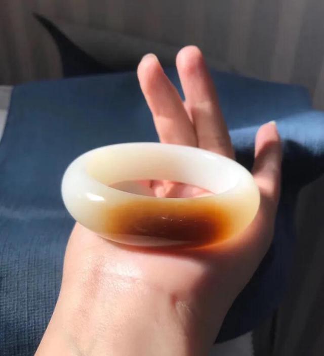 一般羊脂玉手镯价格是多少,这支俄料巴沙糖3500值得入手吗？