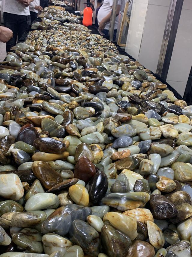 和田玉墨玉手表值多少钱,和田玉吊坠的价格贵吗？一般多少钱？