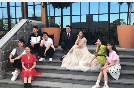 刘昊然带张若昀参观爱车:为什么说张若昀唐艺昕结婚请的伴郎伴娘都比主角还红