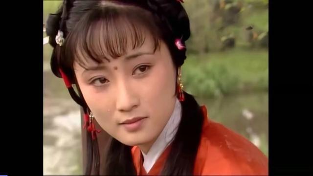 而香菱在被拐之后,又被薛蟠抢来做妾,但她似乎骨子里,天生有一种快乐