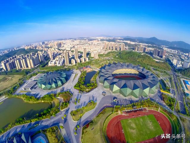 台风灿都预计今天下午穿过舟山群岛，台风“康森”、“灿都”朝向广东，深圳要入秋了吗？