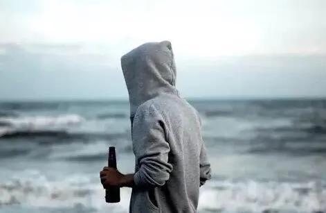 被孤独打翻了所有的情绪:孤独会让你变成一个什么样的人？(孤独会让人变成什么样)