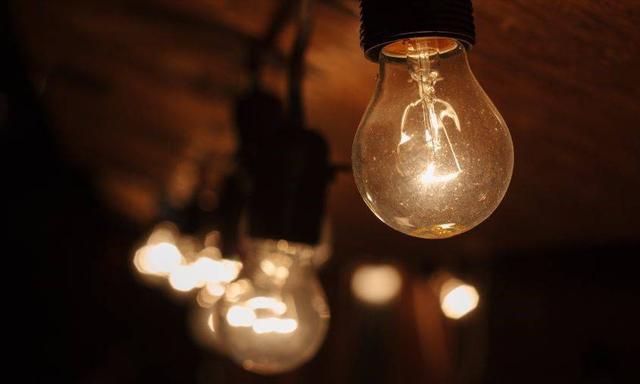 白炽灯发光原理是什么效应:Led照明灯的发光原理是什么？它有灯丝吗？