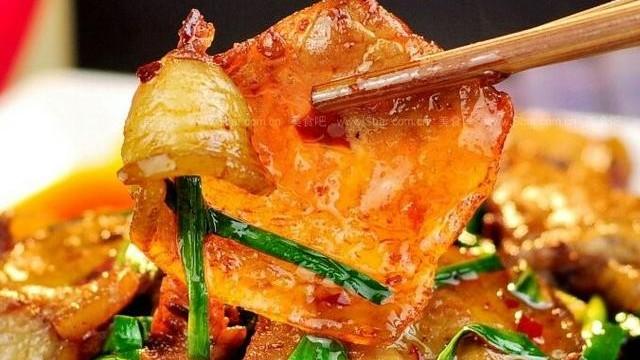 家常青椒回锅肉该怎么做？
