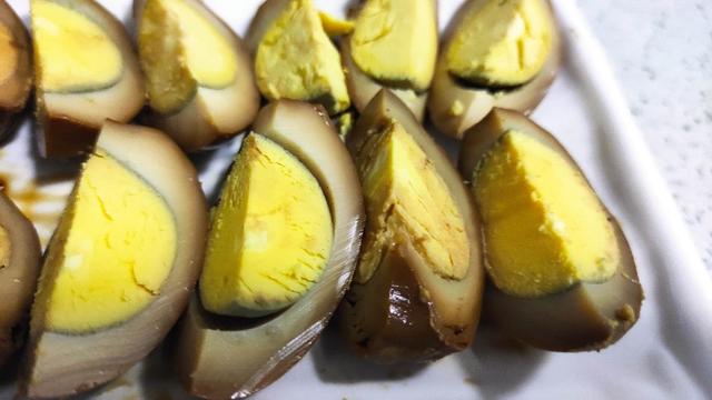 虎皮卤蛋怎么做简单又美味，卤带壳的鸡蛋怎样既入味形状又比较完整？
