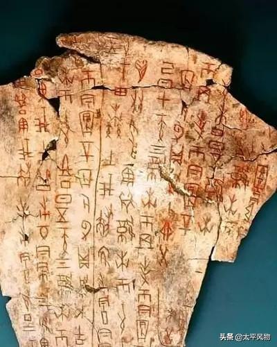 汉字的发展最初阶段是什么特征？