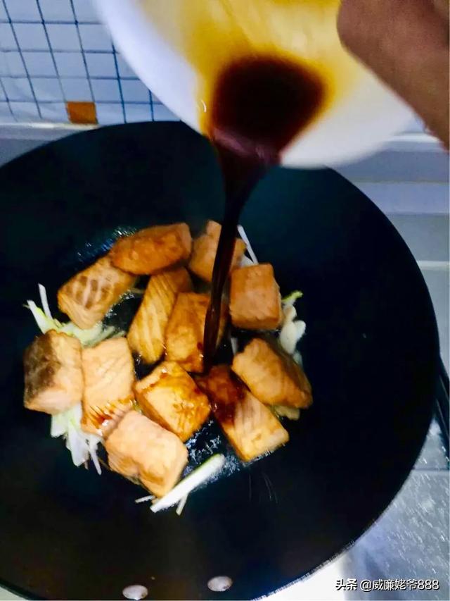 中餐厅三文鱼头做法，三文鱼除了刺身，还有什么好的做法？