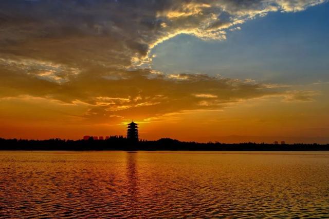 鬼看到灯光会入屋吗,走夜路，你有没有遇到过特别怪异的人和事？