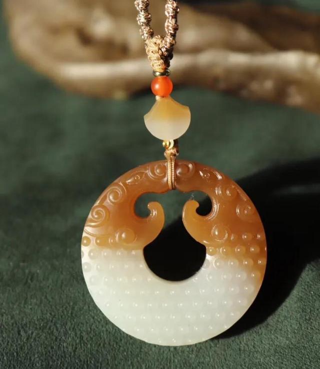 黑色的玉石值钱吗,为什么越贵的玉石越要用黑色挂绳？