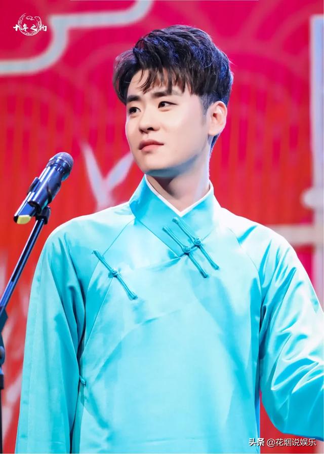 为什么九辫儿的大褂都是双排扣,而德云社其他人都只有一个扣呢?