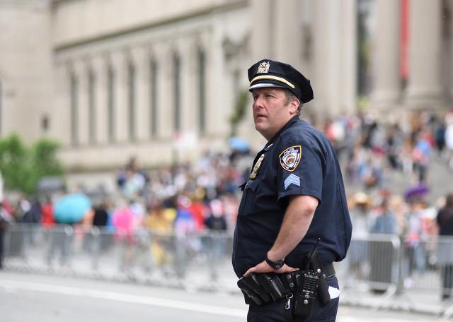 头条问答 - 美国警察是如何审讯犯人的?(2个回答)