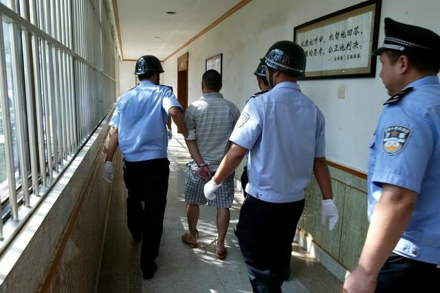 俄罪犯用勺子挖隧道越狱:为什么有的犯人赴刑场时是被执法人员全程架起来的