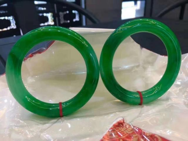 香港拍卖会上的顶级翡翠手镯,满绿的翡翠手镯一般什么样的价值最高？