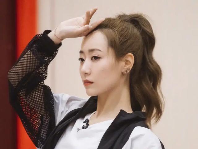 伊能静黄圣依张萌一组:为什么说才播完二次公演，《乘风破浪的姐姐》热度就下降了？