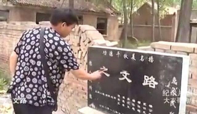 屠宰场踢门救狗事件:一名工作人员进入冷库后被困，最后把门给踢开了，他应该赔偿吗？