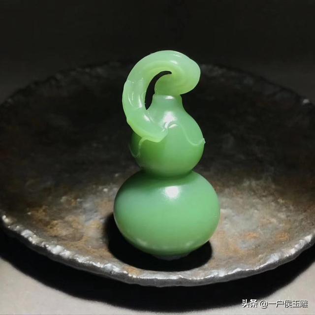 女人和田玉戴什么图案好,30岁的女人戴什么颜色的玉手镯好看？